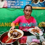 Siti Romelah saat melayani pelanggannya. Foto: MUJI HARJITA/BANGSAONLINE