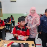 Khofifah Indar Parawansa saat meninjau program MBG di SMK PGRI 1 Surabaya