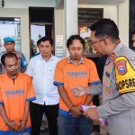 Dua tersangka narkoba saat dimintai keterangan oleh Kapolres Bangkalan, AKBP Febri Ismanjaya.