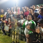 Tim Tambakboyo foto bersama trofi usai menjuarai Turnamen Sepak Bola Bupati Cup IV.