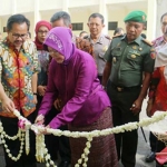 Wali Kota Surabaya Risma meresmikan sekolah baru, Jumat (5/1).