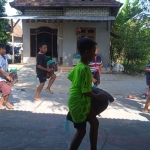 Anak-anak di Tuban sedang berlatih Tari Jaranan
