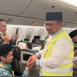 Menteri Agama, Yaqut Cholil Qoumas melepas keberangkatan jemaah haji kloter pertama di Bandara Soekarno-Hatta. (dok. Kemenang)