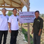 Public Relation & Corporate Social Responsibility Management Officer SIG Pabrik Tuban, Luksono, didampingi jajaran menunjukkan lokasi yang akan dibangun sumur bor.