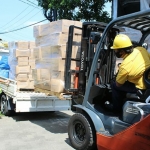 Penyaluran bantuan paket sembako dari perusahaan kepada warga miskin di Desa Ngerong, Gempol.