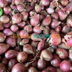 Bawang merah menjadi salah satu komoditas yang mengalami penurunan hari ini. Foto: Sulthon/Bangsaonline.