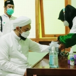 Usai memotong pita, KHR Azaim Ibrahimy langsung cek kesehatan di Klinik NU Bina Jasmani Situbondo.