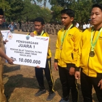 Bupati Bangkalan Abdul Latif Imron saat memberikan penghargaan berupa uang pembinaan kepada salah satu atlet yang mendapat emas di Porprov 2019.