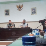 Dandim Lamongan, Letkol Arh Sukma Yudha Wibawa bersama Ketua PWI Lamongan memberikan keterangan pers.