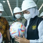 Gubernur Jawa Timur saat melepas ekspor bola World Qatar 2022 ke UK, UEA, Jerman dan Brazil di Madiun, Jawa Timur, Kamis (16/6/2022). Foto: Humas Pemprov Jatim