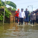 Wabup Pasuruan Mujib Imron saat memantau banjir di Kecamatan Beji.