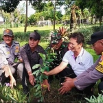 Ketua DKD Kota Kediri, Yuwono Wahyu Alam (nomor 2 dari kanan) saat melakukan penanaman pohon bersama. (Ist)
