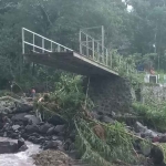 Akses penghubung yang terputus akibat banjir bandang di Situbondo.