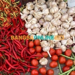 Harga cabai rawit dan bawang putih di Surabaya alami lonjakan, simak daftar lengkap harga sembako Surabaya berikut ini. Foto: Sulthon/Bangsaonline.