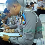 Anggota Kepolisian Polres Blitar Kota saat mengikuti psikotes di GOR Soekarno-Hatta. foto: AKINA/ BANGSAONLINE
