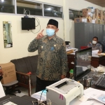 CEK: Pjs. Bupati Hudiyono sidak ke ruangan di kantor Pemkab Sidoarjo, Selasa (27/10). foto: ist.