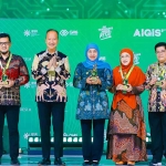 Gubernur Khofifah saat menerima penghargaan di AIGIS 2025.