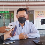 Abdul Khamid, Kades Kwadungan, Kecamatan Ngasem, Kabupaten Kediri saat memberi keterangan kepada wartawan. foto: MUJI HARJITA/ BANGSAONLINE