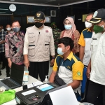 Bupati Yuhronur bersama Ketua DPRD Lamongan Abdul Ghofur saat meninjau vaksinasi di PT KTM. (foto: ist)