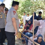 Kapolda Jawa Timur Irjen Pol Luki Hermawan (berpeci) berbincang dengan warga saat memantau Pilkades Serentak 2019 di Desa Samatan Kecamatan Proppo, Kabupaten Pamekasan.