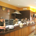 Plt Bupati Nganjuk KH Abdul Wachid Badrus, menerima berkas laporan yang telah disampikan fraksi. Foto: BAMBANG D J/ BANGSAONLINE