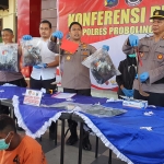 Kapolres Probolinggo AKBP Tengku Arsya Khadafi bersama petugas menunjukkan barang bukti yang diamankan.
