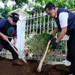 TURUN LANGSUNG: Hudiyono ikut menanam di Taman Paseban Alun-alun Sidoarjo, Minggu (22/11). foto: Dinas Kominfo Sidoarjo