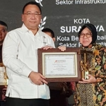 Wali Kota Risma saat menerima dua penghargaan sekaligus dari dari Tempo Media Group dan Frontier Group. foto: ist