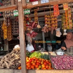 Harga sembako di Jatim hari ini hanya mengalami sedikit perubahan. Foto: Sulthon/Bangsaonline.