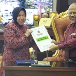 Wali Kota Risma saat menerima surat penyerahan dari Kakanwil DJKN Etto Sunaryanto. foto: ist