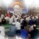 Para jamaah sedang khusyuk mengikuti Istighosah Keselamatan Bangsa yang digelar di Masjid Syaikhona Kholil, Selasa malam (21/05/2019).
