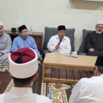 Acara Walimatussafar untuk umrah yang diselenggarakan prof Dr KH Asep Saifuddin Chalim, MA di kediaman Ning Imah, salah seorang putri Kiai Asep di kawasan PP Amanatul Ummah Jalan Siwalankerto Utara Surabaya, Kamis (25/12/2025) malam.  Tampak Prof Dr Ahmad Mamduh (mengenakan jubah warna hitam) dan Kiai Asep Saifuddin Chalim (pegang mik). Foto: bangsaonline