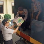 Bantuan untuk korban bencana banjir bandang di Kecamatan Ijen, Kabupaten Bondowoso, saat diangkut ke truk.