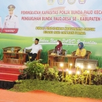 Wakil Ketua DPRD Gresik Nur Saidah (kanan) saat menghadiri pelantikan Bunda PAUD bersama Bupati Fandi Akhmad Yani (kiri). foto: ist.