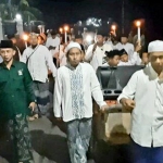 Indra Bustomi (baju hijau) bersama masyarakat Blega melaksanakan Burdah Keliling sepanjang 2 kilometer selama 7 malam.
