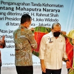 Tampak Rahmat Shah (kanan) bersama Wakil Gubernur Sumatra Utara Musa Rajekshah saat memakaikan ulos kepada Ketua DPD RI AA LaNyalla Mahmud Mattalitti di Aula Museum Galeri Satwa Rahmat Shah di Medan, Selasa (15/9/2020) malam. (foto: ist).