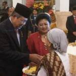 Presiden SBY memberikan tumpeng kemerdekaan untuk istri Bung Tomo. Foto:rmol 