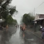 Tampak para pengendara motor menerjang hujan deras disertai angin kencang saat melanda Kota Mojokerto.
