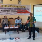 Kepala Bakesbangpol Bangkalan Bambang Setiawan memberikan penjelasan terkait pentingnya menjaga ketenteraman dan ketertiban bagi masyarakat.