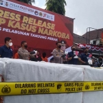 Suasana konferensi pers terkait penangkapan pengedar sabu seberat 36 kg dari Surabaya-Mojokerto.