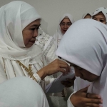 Khofifah Indar Parawansa saat menyantuni 200 anak yatim di Jatim Expo Jalan A Yani, Ahad (9/2/2025) malam. Foto: bangsaonline