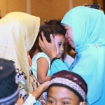 Gubernur Khofifah saat menyapa dan berbagi keceriaan bersama anak yatim piatu di Malang.