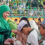 Ketua Umum PP Muslimat NU, Khofifah Indar Parawansa, saat menyerahkan santunan kepada yatim piatu di Lamongan.