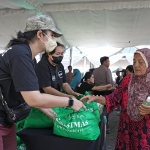 Penyerahan bantuan yang melibatkan dedikasi ratusan relawan dari berbagai pihak dipusatkan di Halaman Parkir Grand City Mall Surabaya, Sabtu (6/12/2025). Foto: Hms