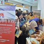 Para pencari kerja saat antre di salah satu booth perusahaan. Foto: Ist. 