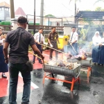 Para siswa SMPN 1 Tuban bersama petugas dari Kejari Tuban saat mengikuti pemusnahan barang bukti yang sudah inkrah.