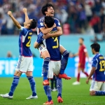 Pemain Jepang merayakan kemenangan atas Spanyol sekaligus lolos ke 16 besar Piala Dunia 2022
