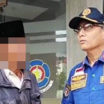 Kakek inisial S saat bersama petugas Damkar Ngawi