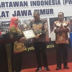 Gubernur Jatim, Khofifah Indar Parawansa menerima anugerah PWI Jatim Award 2019. foto: DIDI ROSADI/ BANGSAONLINE