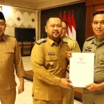 Bupati Gresik Fandi Akhmad Yani saat menyerahkan SK kenaikan pangkat ASN secara simbolis. Foto: Ist